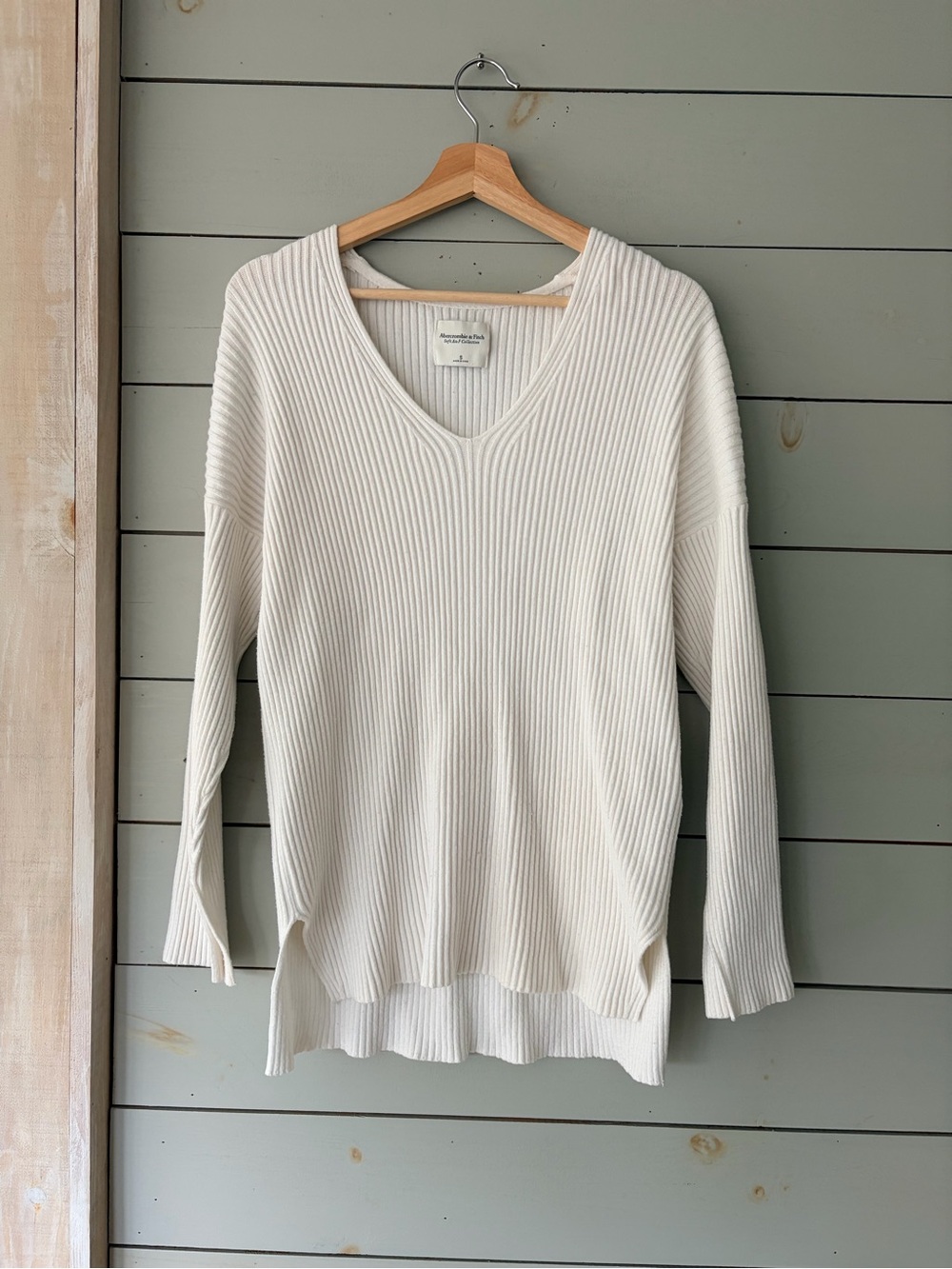 Abercrombie & Fitch Soft A&F White Ribbed V-Neck Sweater Size Small